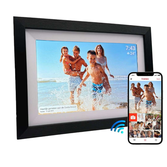 digitale fotolijst hout zwart met foto van gezin op vakantie en frameo