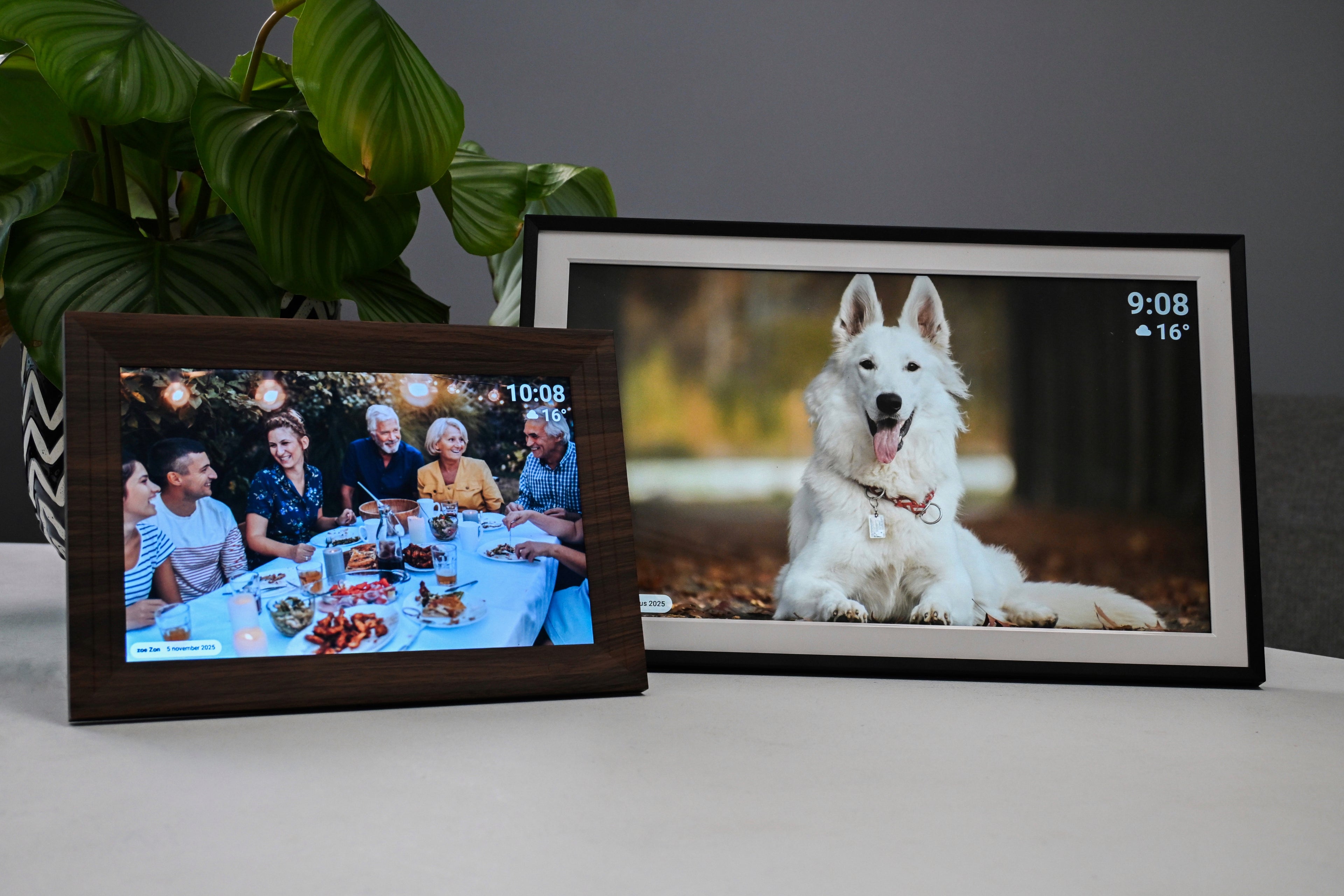 grootste digitale fotolijst met hond en houten digitale fotolijst met foto van grote familie aan tafel