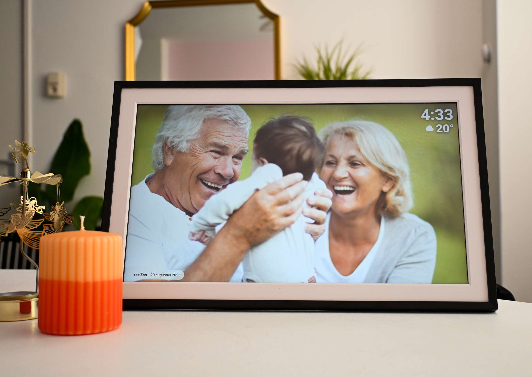 grote_digitale_fotolijst_met_foto_van_opa_en_oma_met_kleinkind