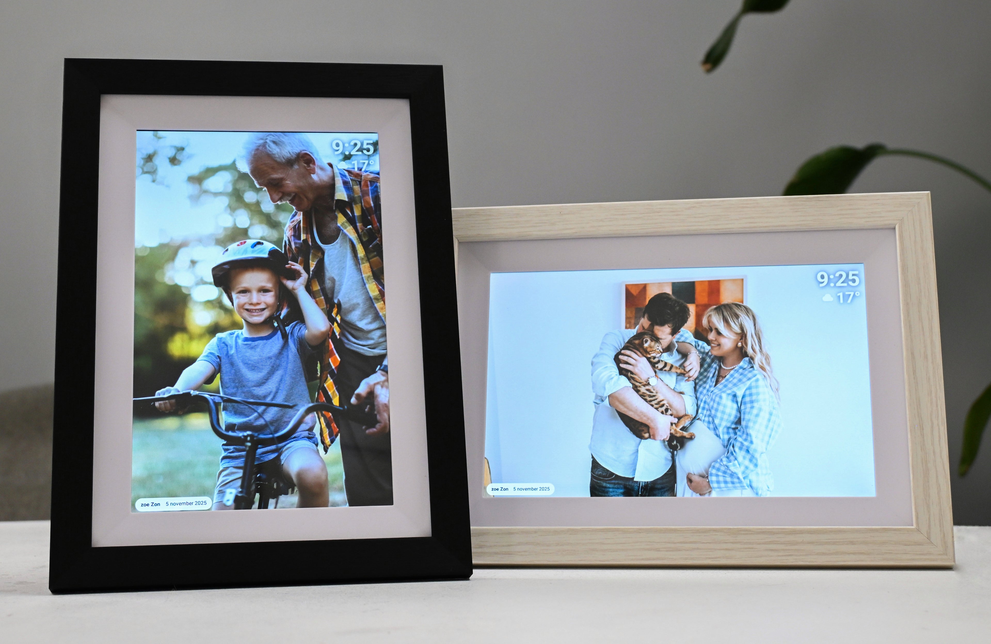 twee houten digitale fotolijsten met fotos van opa en kleinkind en van gezin met kat